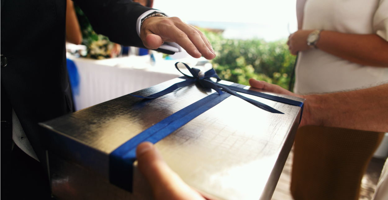 Искусство дарения: как подарки отражают характер и укрепляют отношения